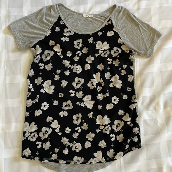 Maurice’s size M Black and Gray Floral Shirt - Picture 1 of 4